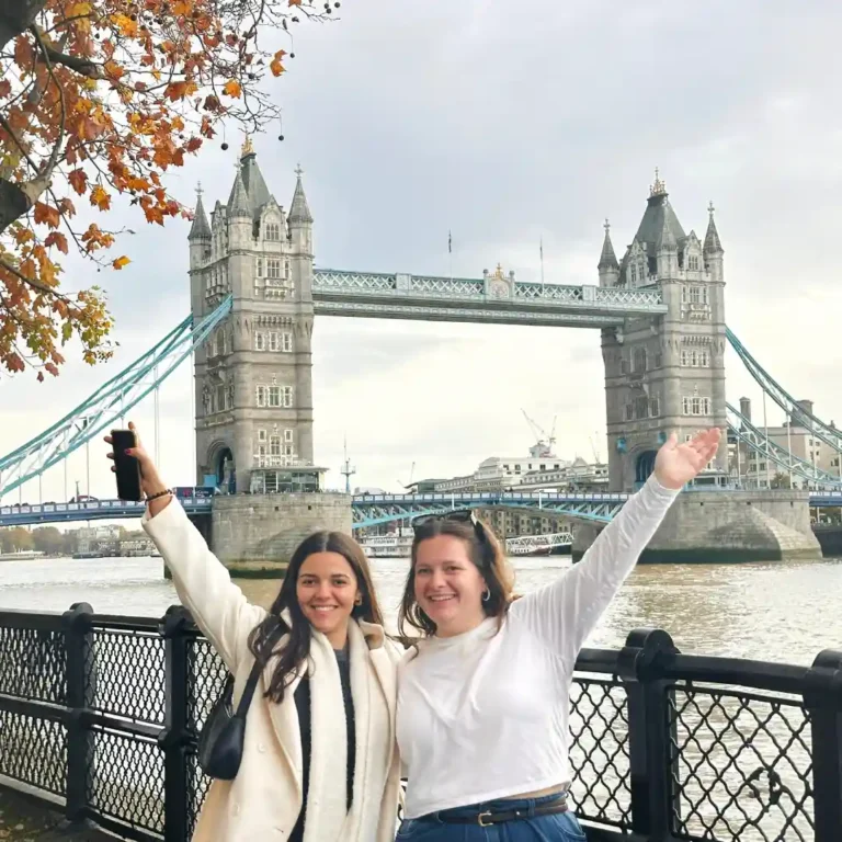 Viajes híbridos, Jóvenes y posmodernidad: cómo los jóvenes redefinen el turismo. Cuando trabajar y viajar se convierten en una forma de vida.